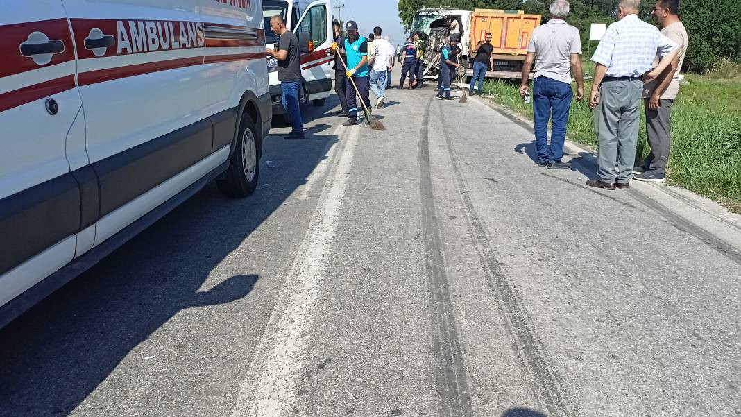 Tır ile servis midibüsü kafa kafaya çarpıştı: 1'i ağır 26 yaralı - Resim: 23